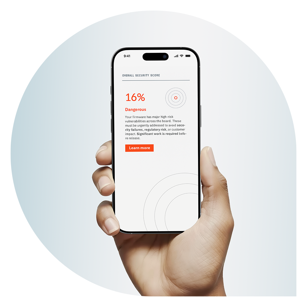 Iphone scherm met een firmware security scan die een overall security score van 16 procent toont, inclusief melding dat de embedded software ernstige kwetsbaarheden bevat die directe aandacht vereisen.